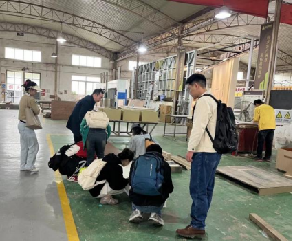 裝配式設(shè)計(jì)研發(fā)工作坊 建筑藝術(shù)學(xué)院研究生團(tuán)隊(duì)走進(jìn)廣西華輝裝飾集團(tuán)，共探建筑裝潢材料新趨勢